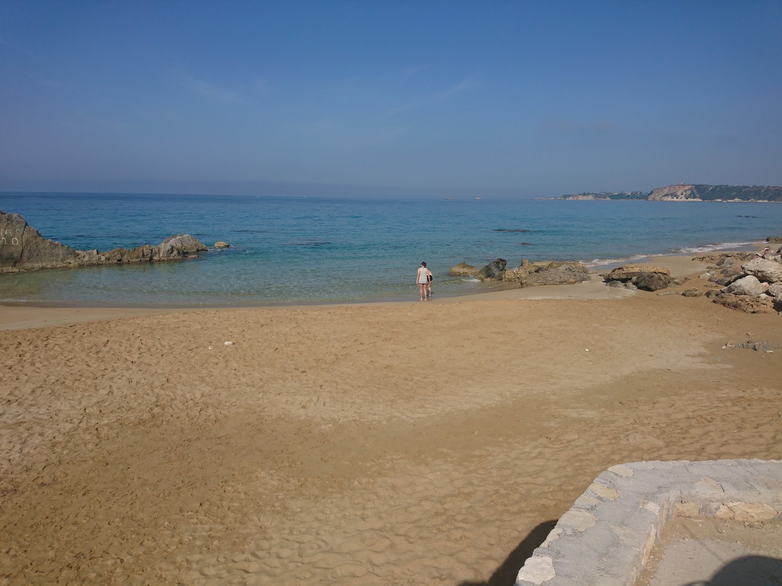 Paliolinos beach'in fotoğrafı uçurumlarla desteklenmiş