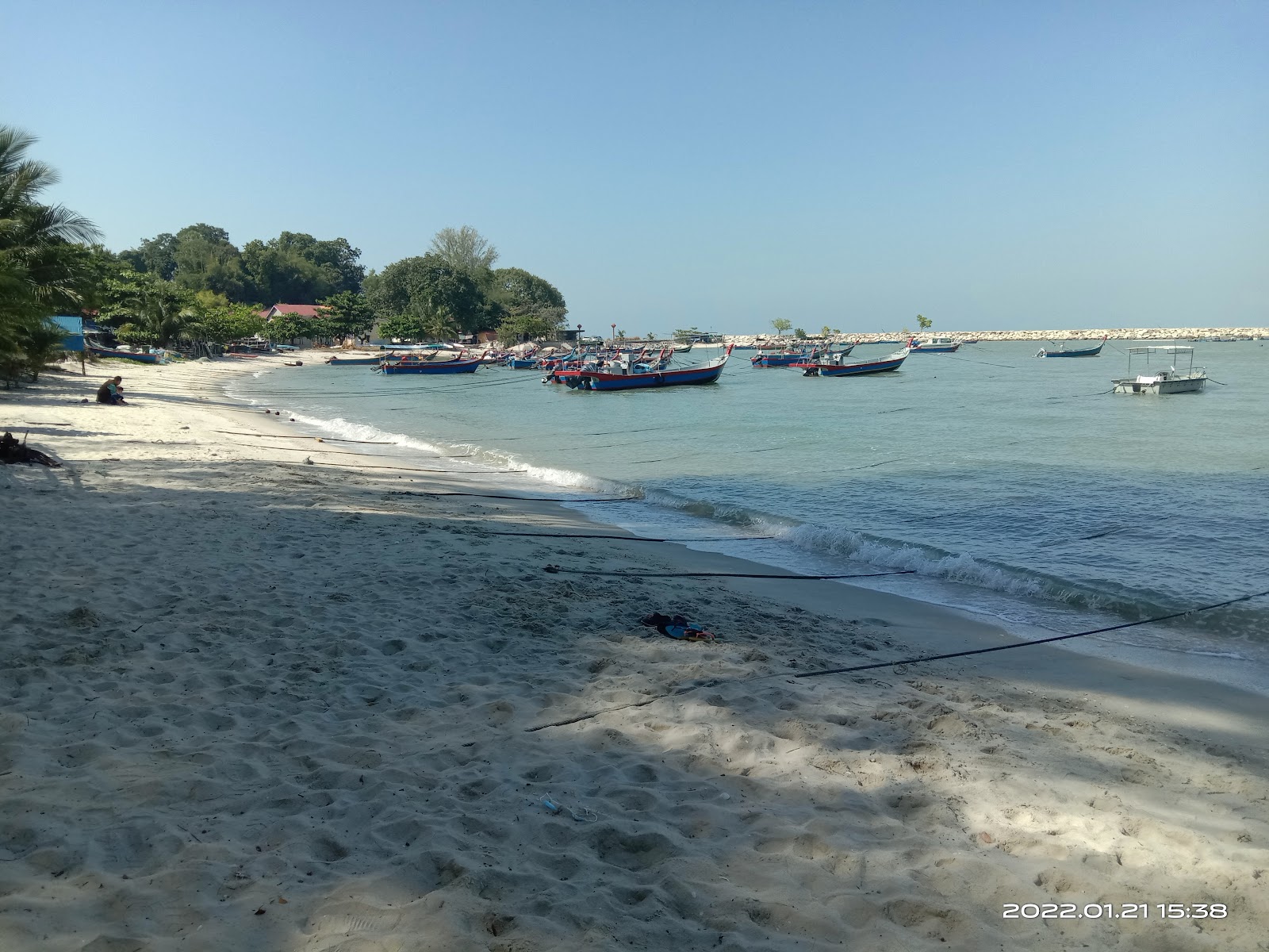 Photo de Tanjung Tokong Beach avec l'eau turquoise de surface