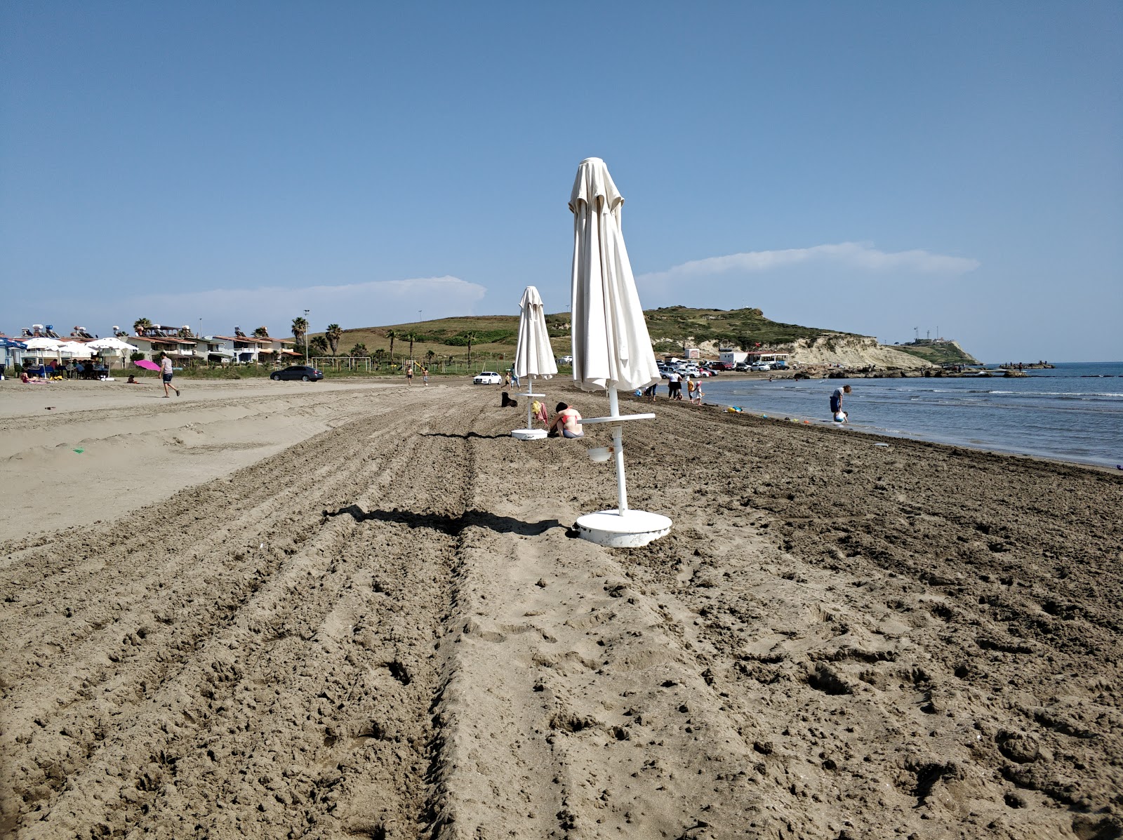 Φωτογραφία του Harbis beach με μπεζ άμμος επιφάνεια