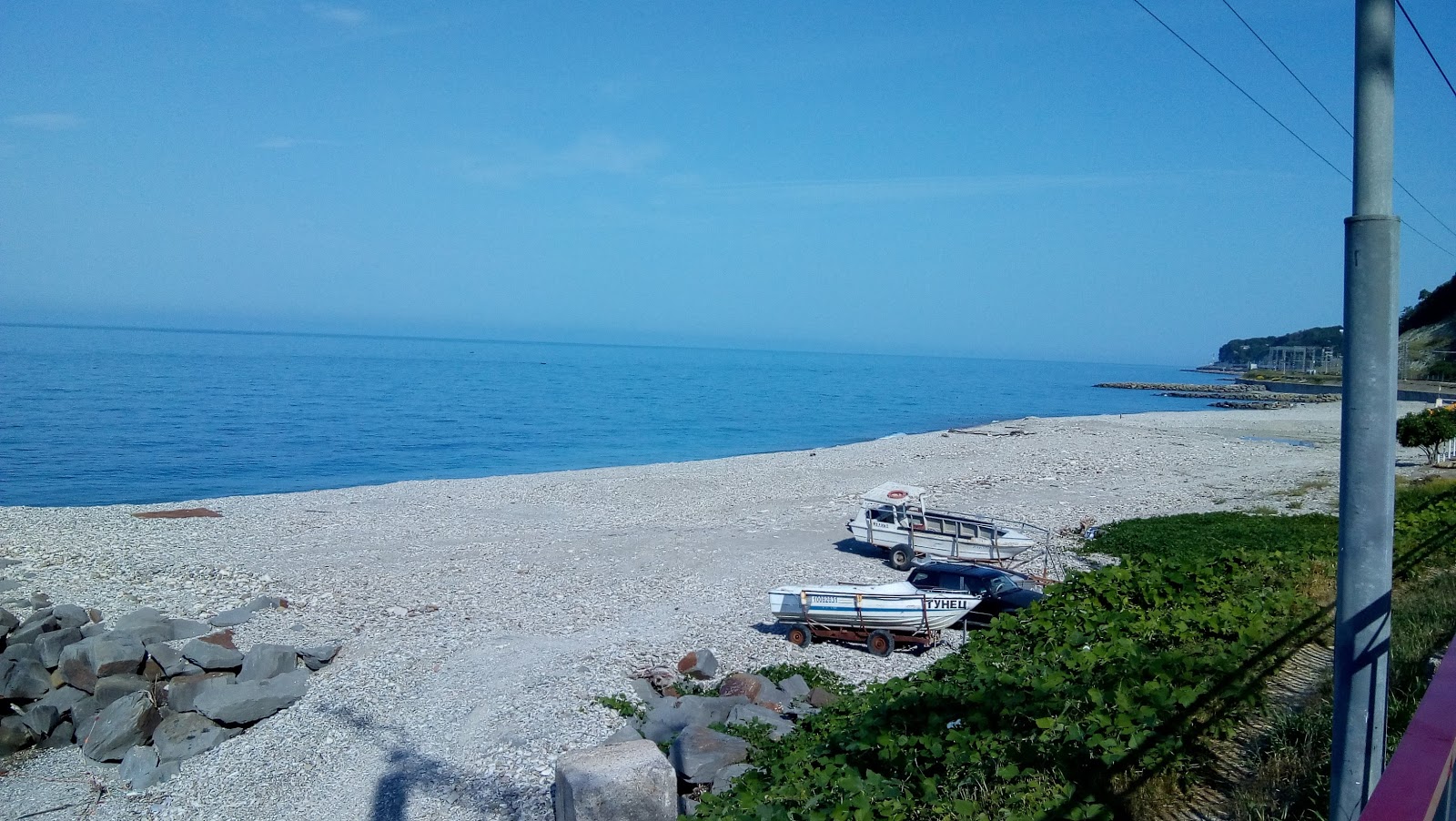Photo de Druzhba beach avec plusieurs moyennes baies