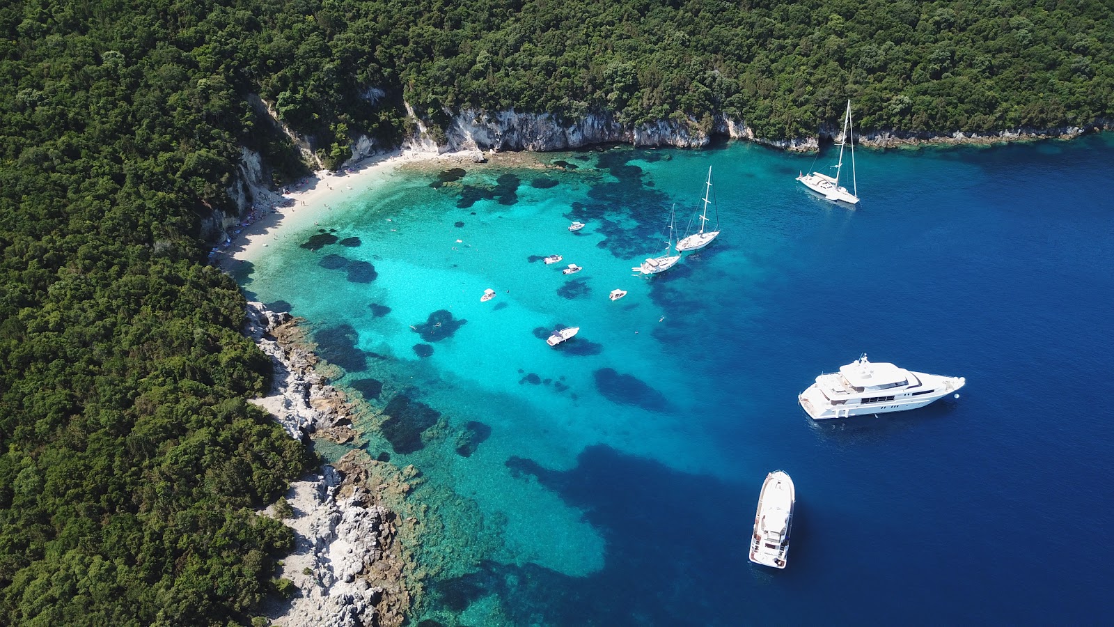 Φωτογραφία του Blue Lagoon με μπεζ άμμος και βότσαλα επιφάνεια