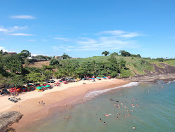 Foto di Praia dos Coqueiros circondato da montagne