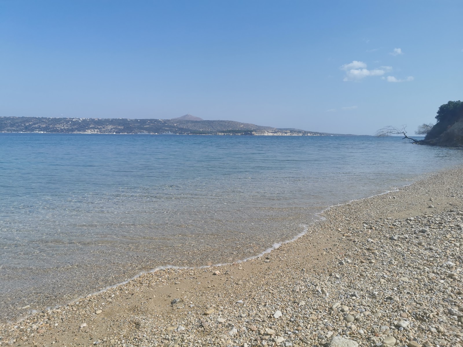 Foto von Kalami beach von Klippen umgeben