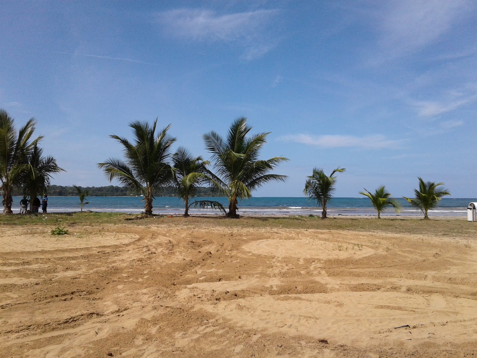 Φωτογραφία του Istmito Beach με γκρίζα άμμος επιφάνεια