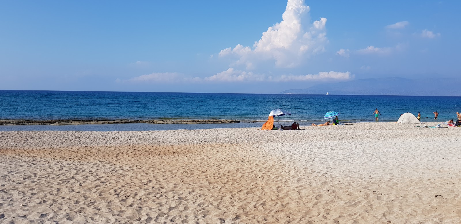 Foto van Gialiskari Beach met zand met kiezelstenen oppervlakte