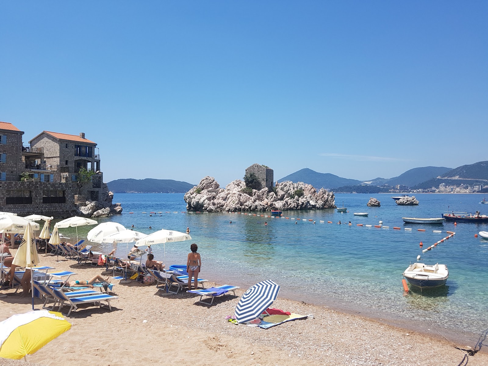 Foto de Przno Beach com areia bege e seixos superfície