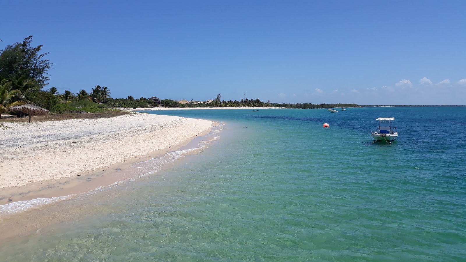 Foto de Laisse Beach com areia brilhante superfície