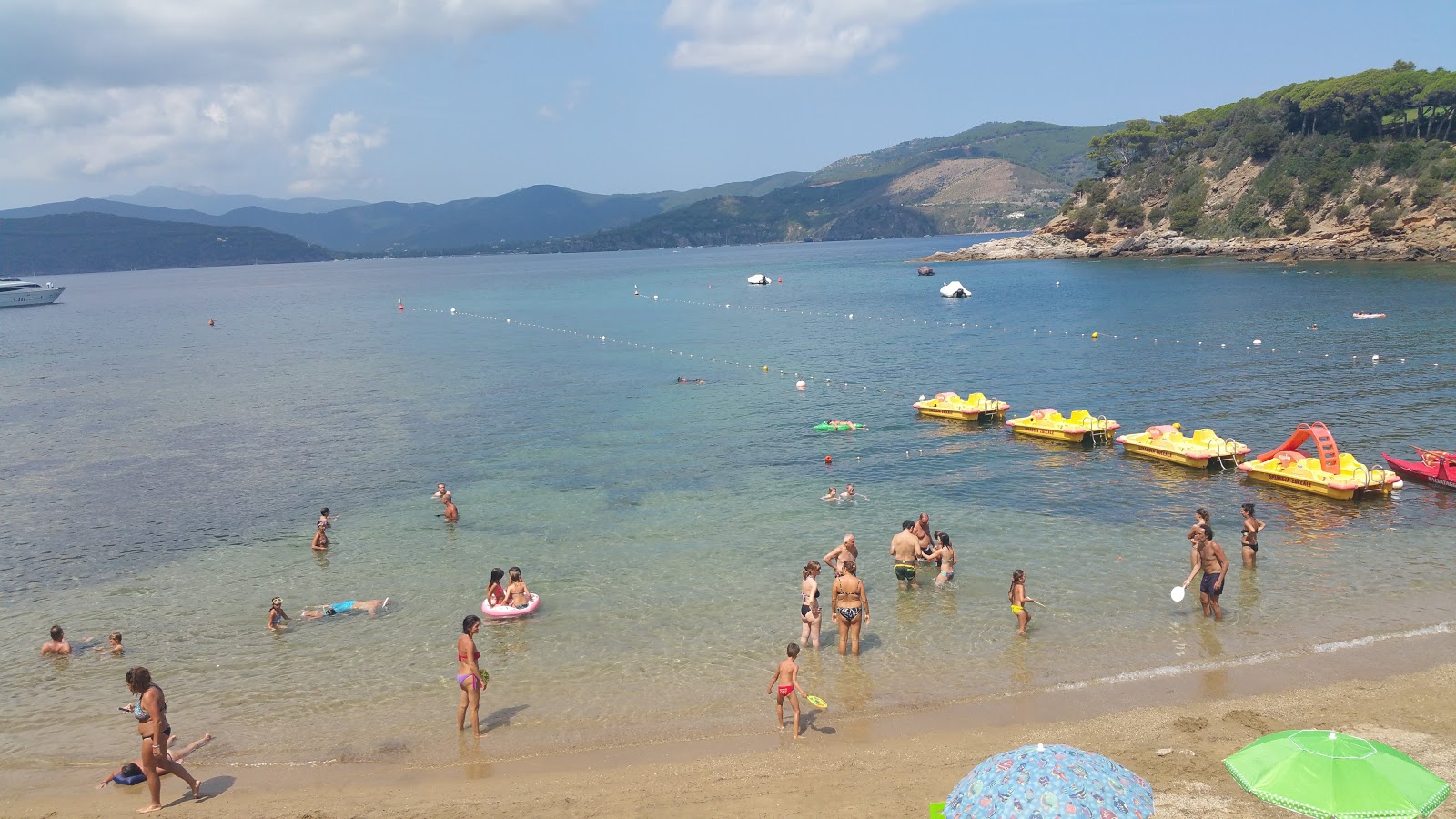 Foto av Spiaggia Di Zuccale omgiven av berg