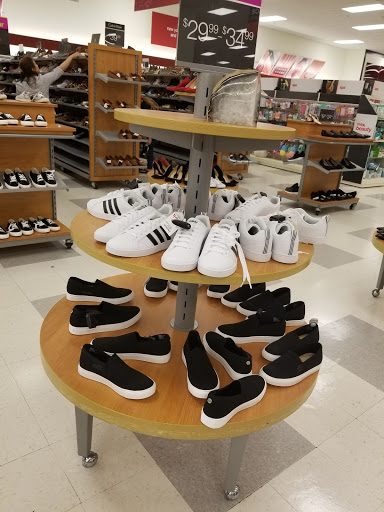 Department Store «T.J. Maxx and HomeGoods», reviews and photos, 7349 Lemont Rd, Downers Grove, IL 60516, USA