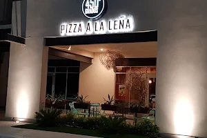450° Grados Pizza A La Leña image