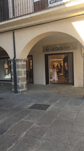 Mango Store Woman.            Man Y Kids