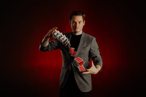 Magician Chris Gowen: Corporate, Private and Family Entertainment