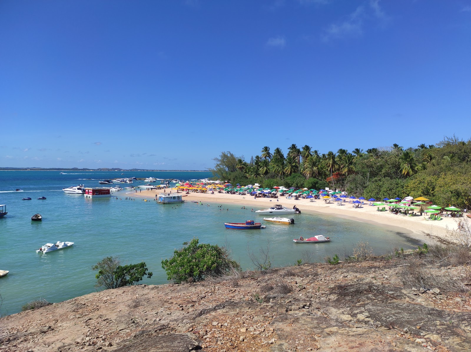 Foto di Ilha Santo Aleixo Beach con una superficie del sabbia beige