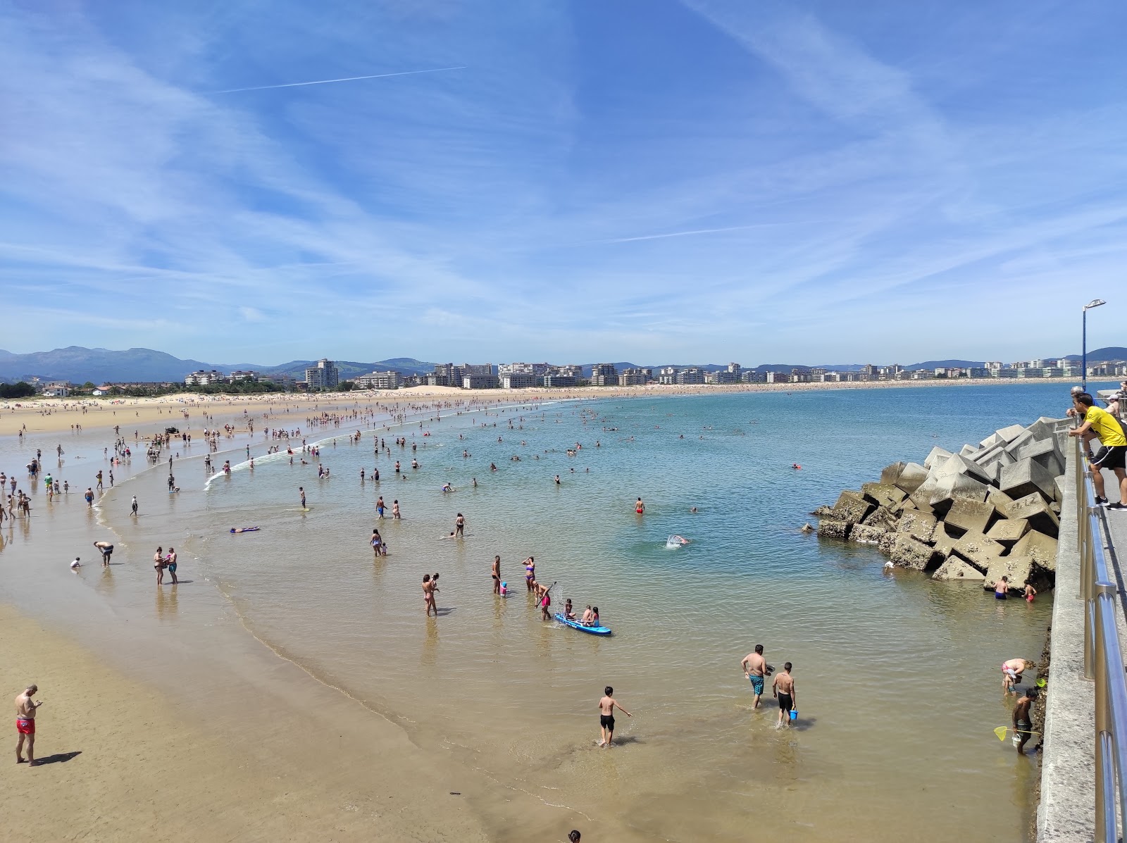 拉雷多海滩的照片 带有蓝色纯水表面