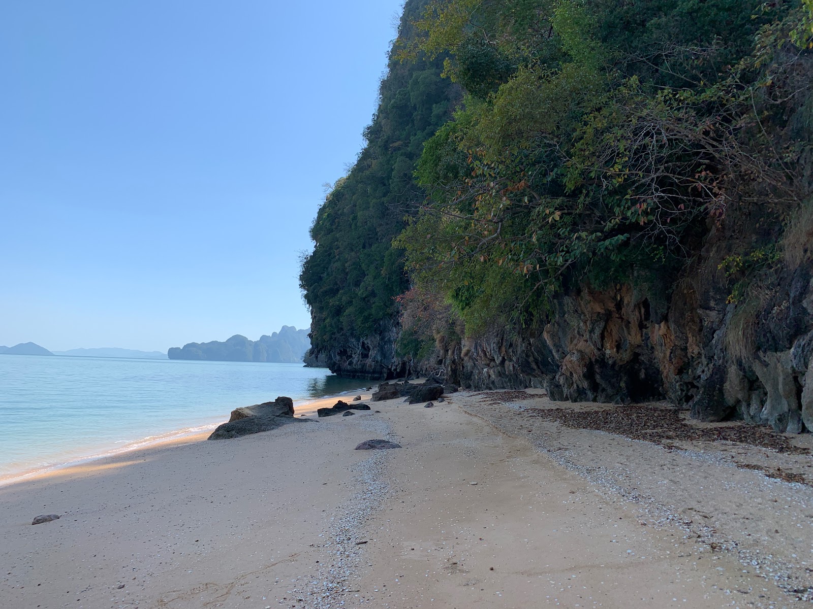 Ko Chao Le Tai Beach'in fotoğrafı düz bir kıyı şeridi ile birlikte