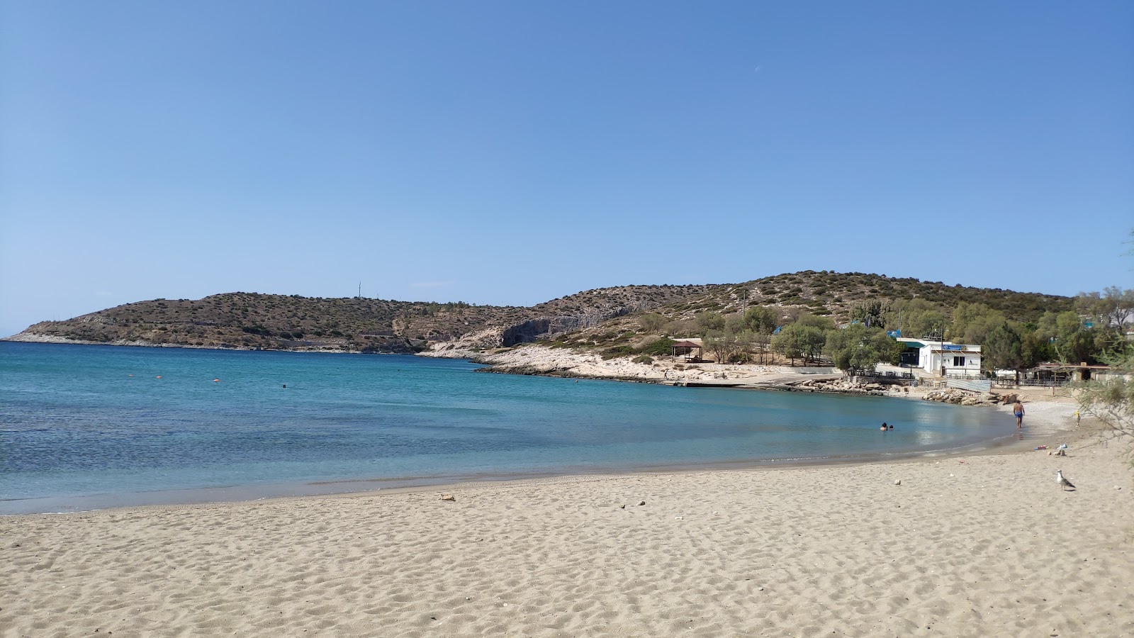 Foto von Paralia Agia Marina mit brauner sand Oberfläche