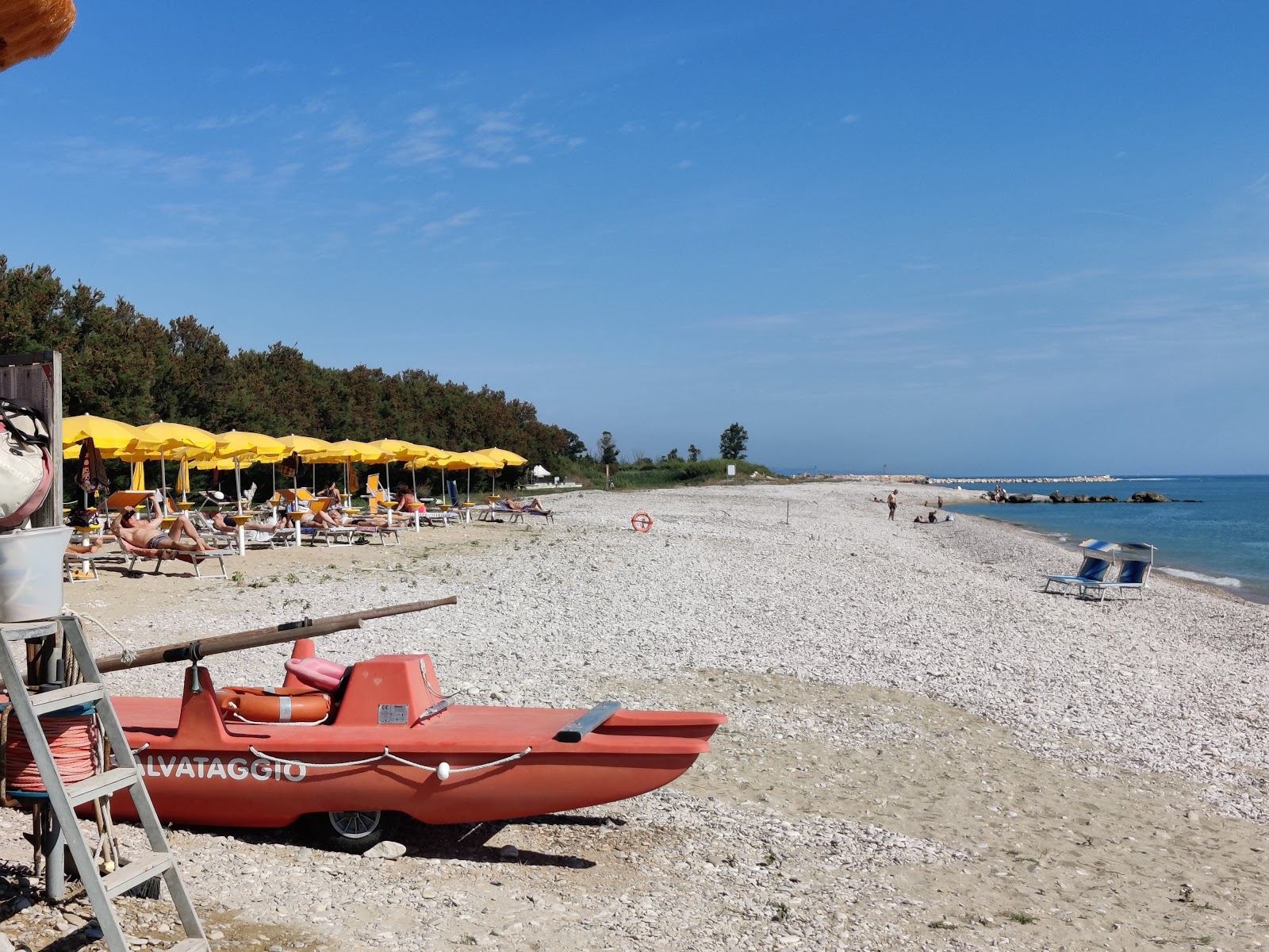 Valokuva Spiaggia di Scerneista. pinnalla harmaa hiekka ja kivi:n kanssa