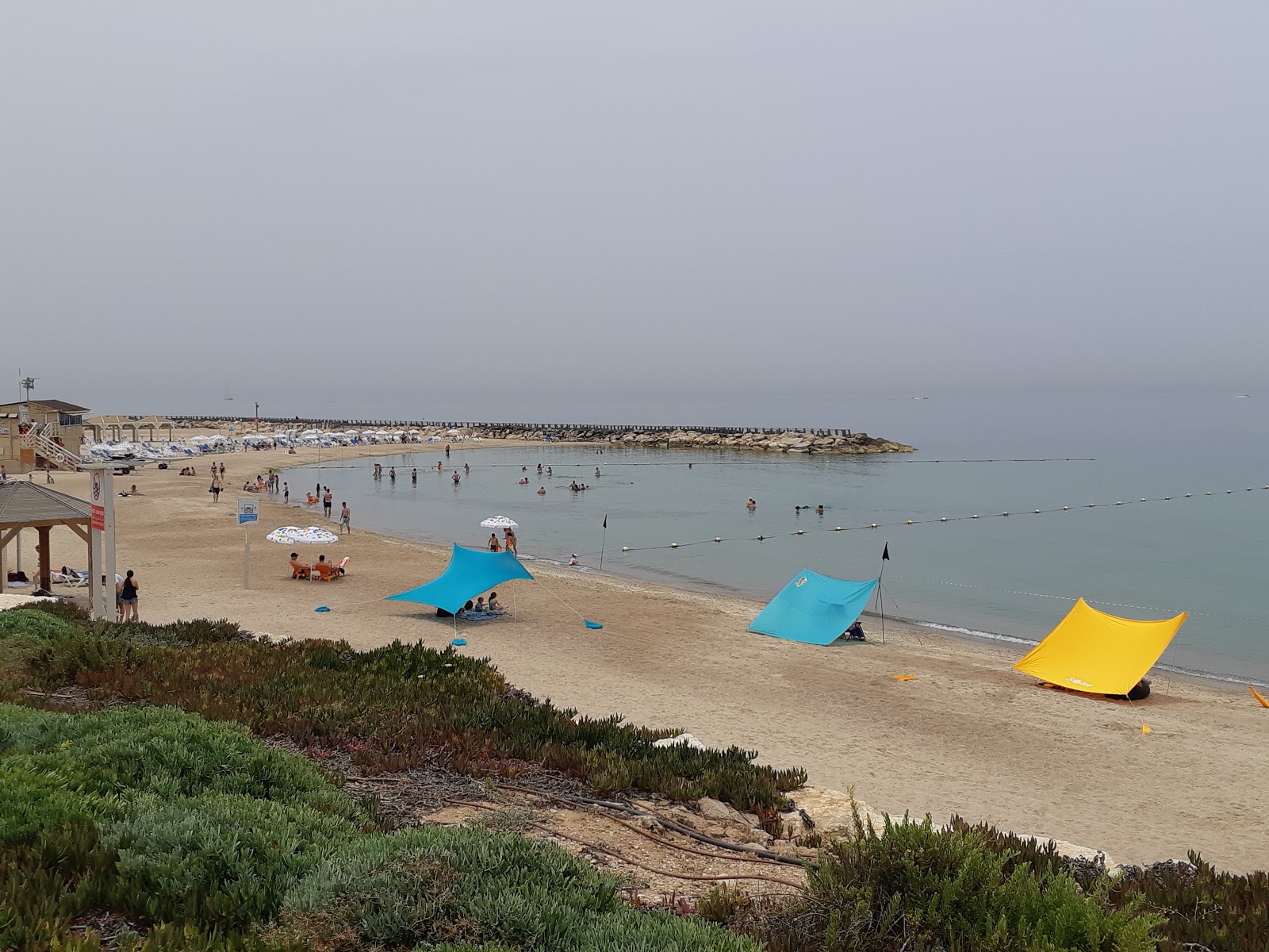 Tel Baruch beach'in fotoğrafı turkuaz saf su yüzey ile