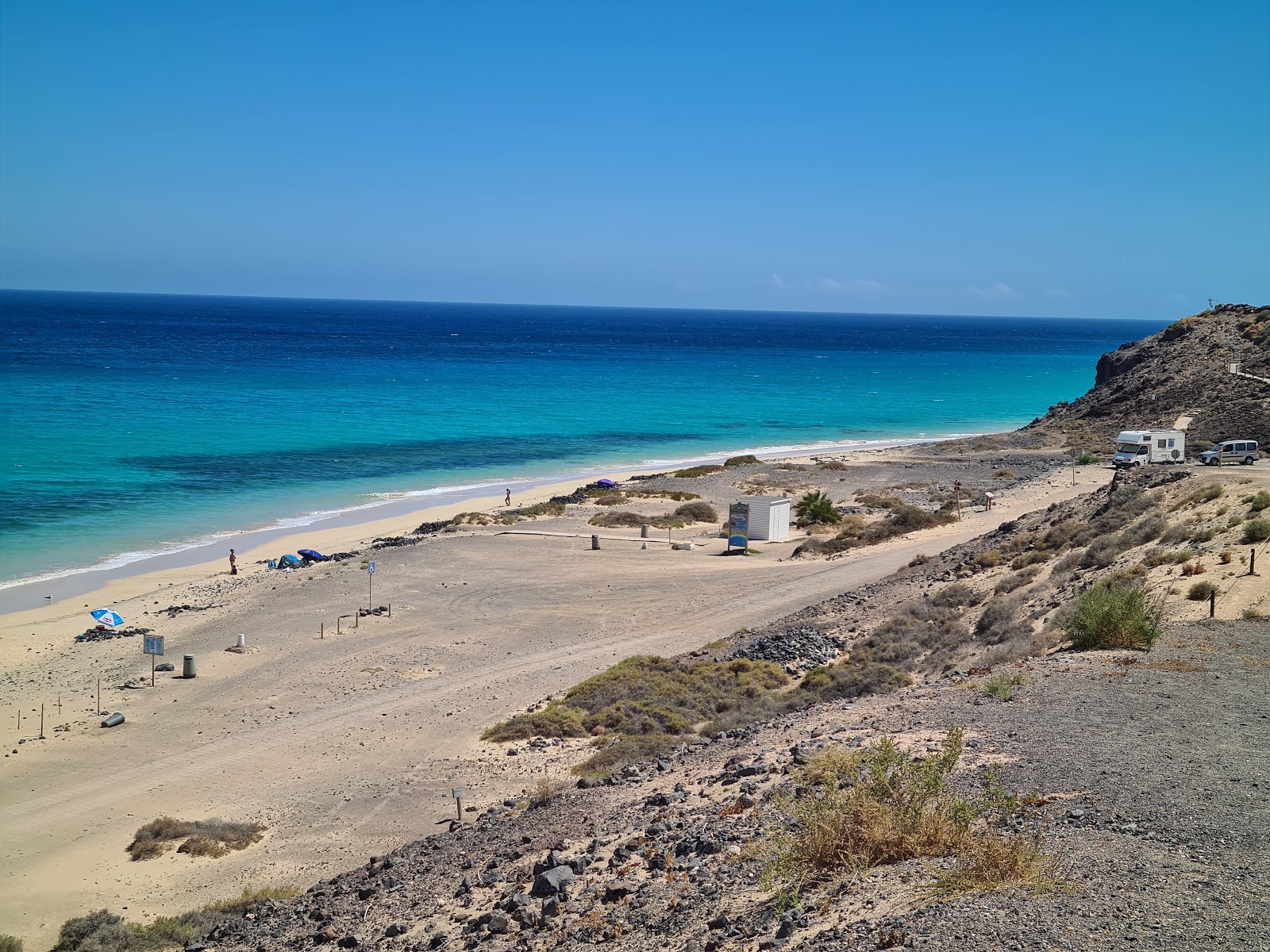 Photo de Plage d'Esquinzo-Butihondo avec l'eau cristalline de surface