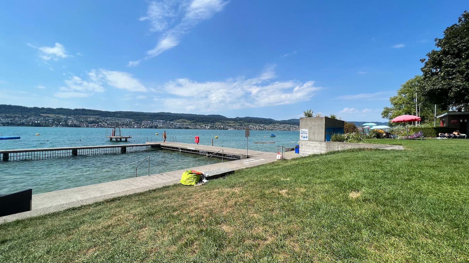 Zdjęcie Strandbad Feldmeilen z powierzchnią utwardzona betonowa powierzchnia
