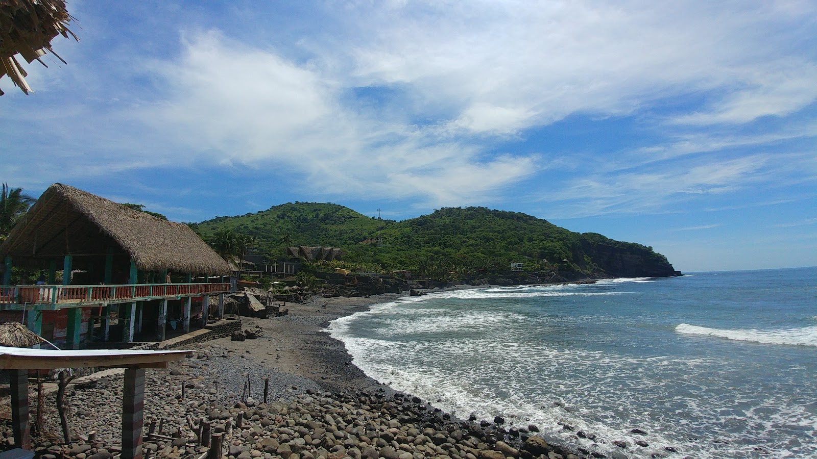 Foto de El Zonte beach con arena gris y guijarros superficie