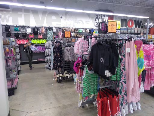 Variety Store «Five Below», reviews and photos, 1730 W Fullerton Ave #17, Chicago, IL 60614, USA