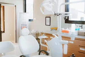 Praktik Dokter Gigi Smyle Dental Studio Bali image