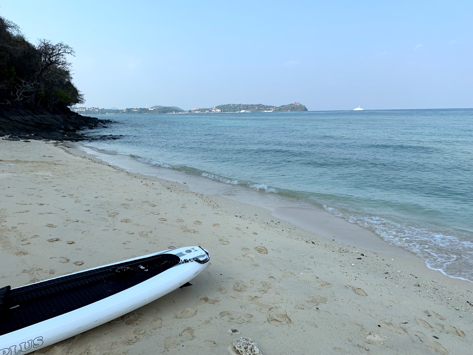 Koh Lon Beach的照片 带有碧绿色水表面