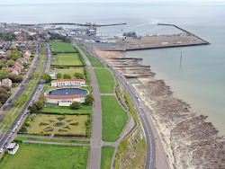 Valokuva Ramsgate beachista. ympäröity vuorilla