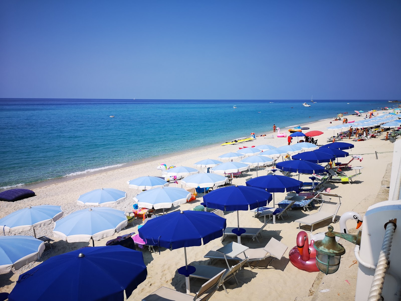 Foto de Spiaggia Libera Di Zambrone área de complejo turístico de playa