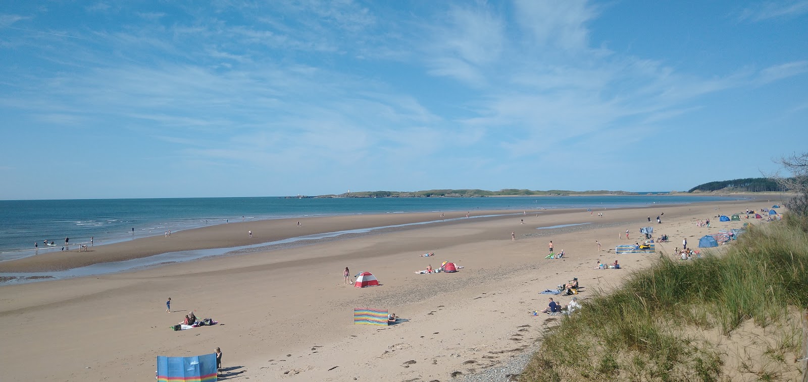 Foto von Newborough Strand umgeben von Bergen