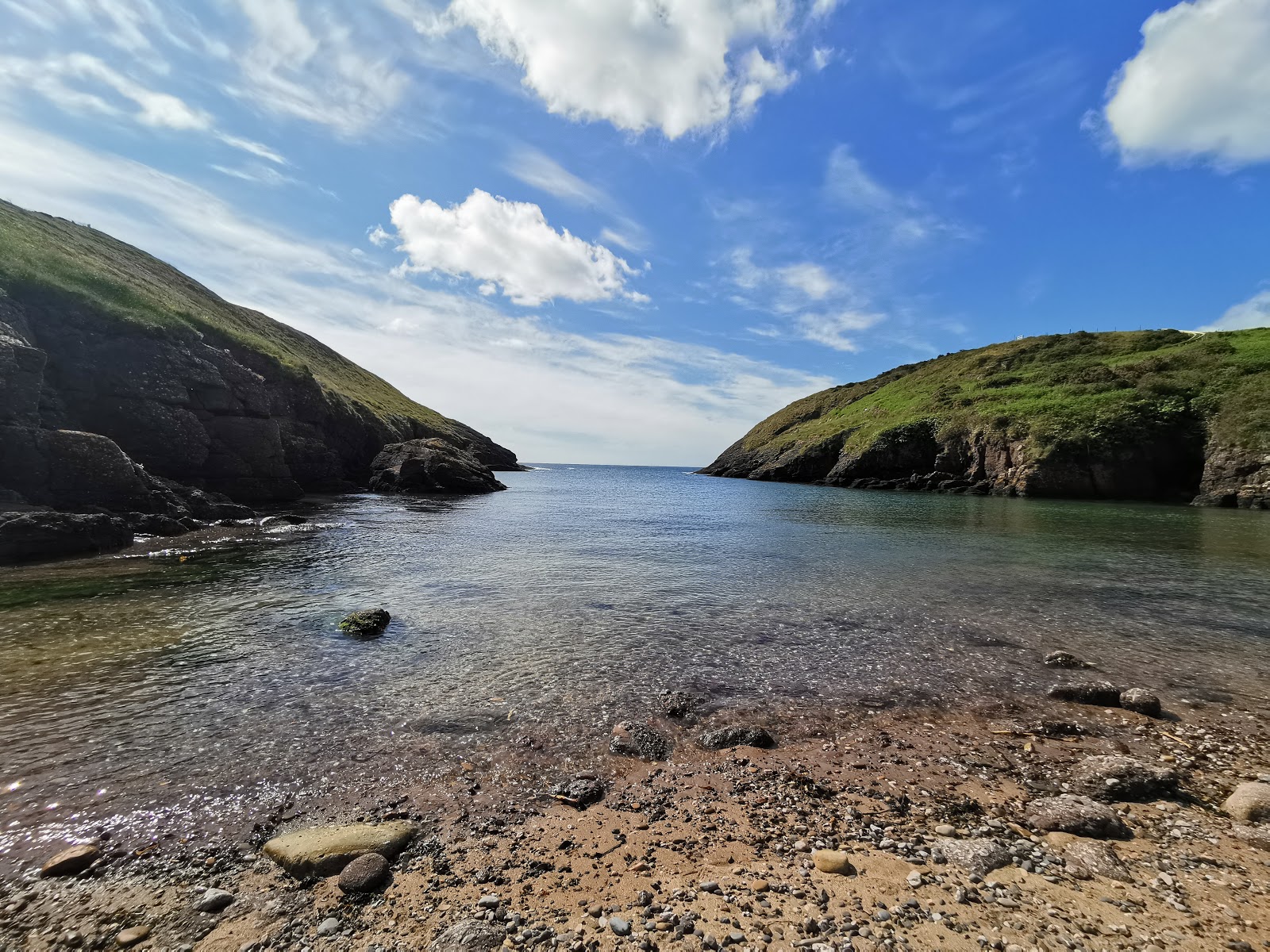 Portally Cove Beach的照片 带有碧绿色纯水表面