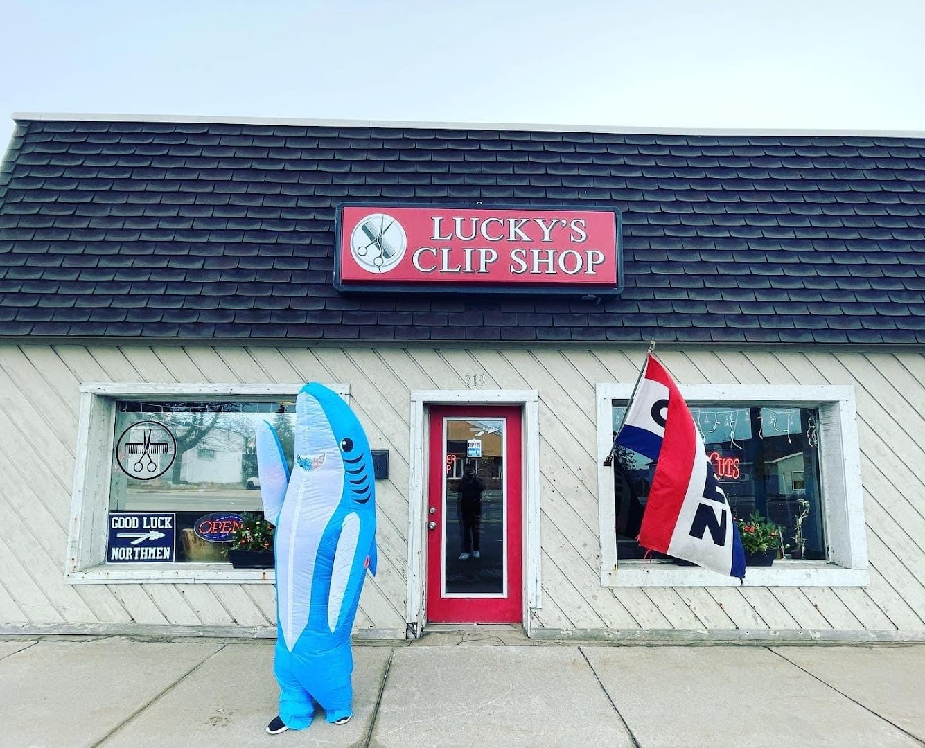 Lucky's Clip Shop