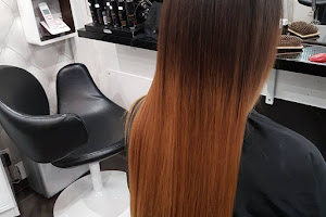 Salon de coiffure coloriste visagiste spécialiste du Lissage brésilien soin capillaire pose extensions