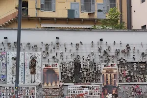 Wall of Dolls - il Muro delle Bambole image