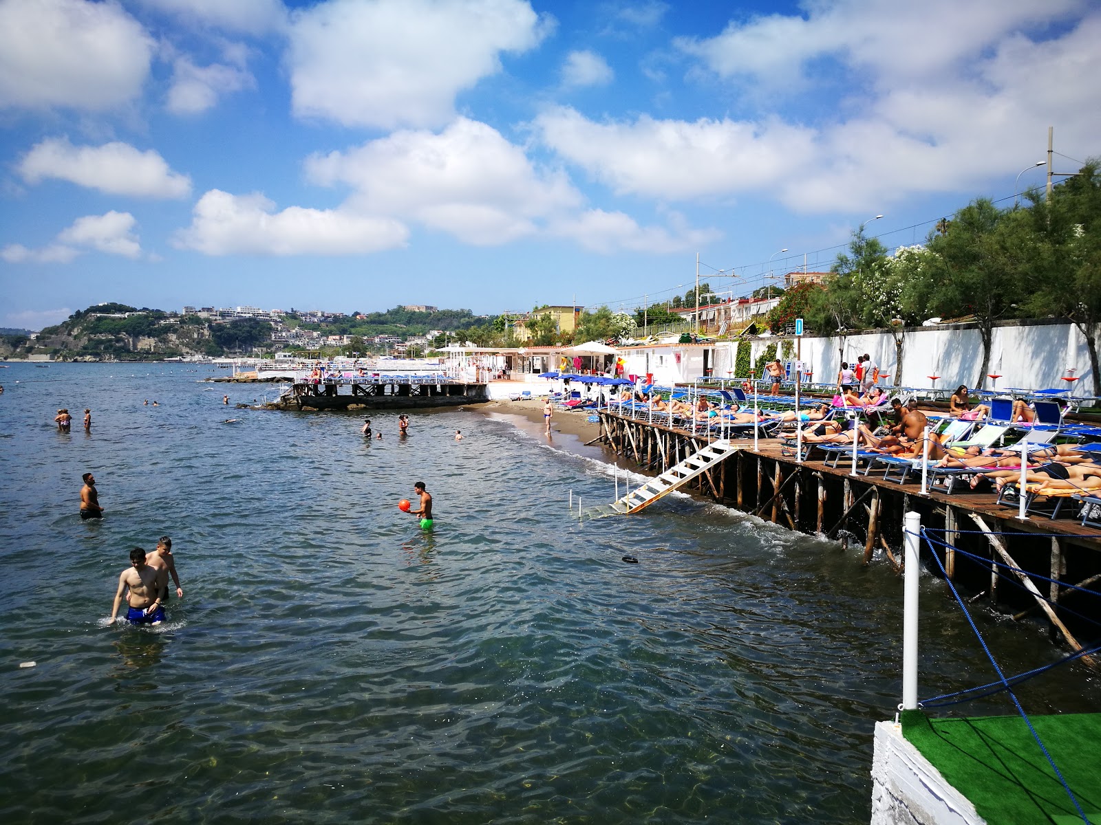 Foto von Lucrino Beach - beliebter Ort unter Entspannungskennern
