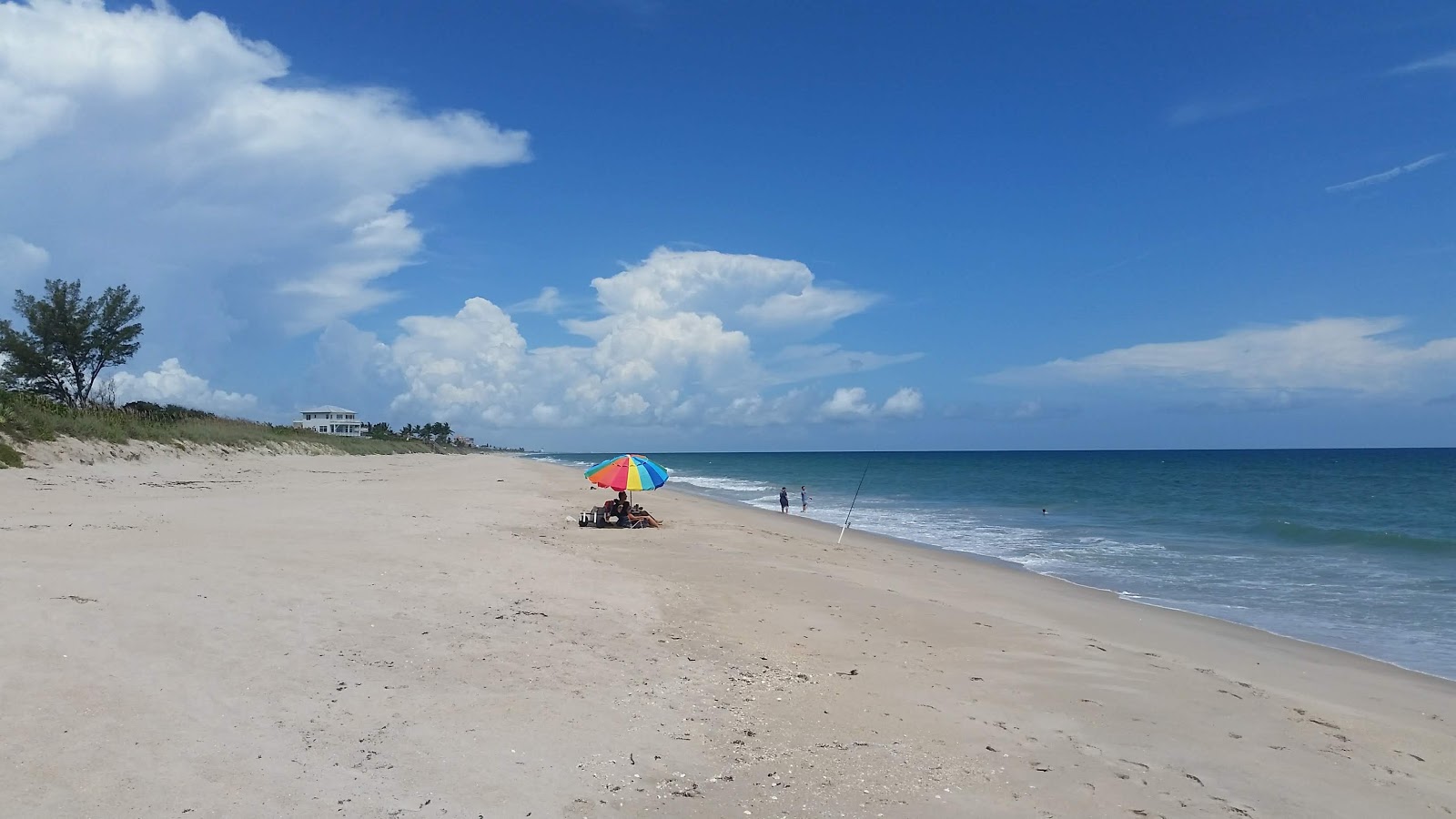 Photo de Floridana beach avec sable lumineux de surface