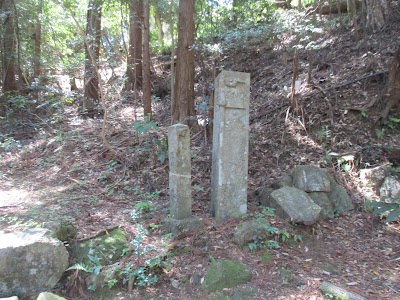 中務茂兵衛の碑