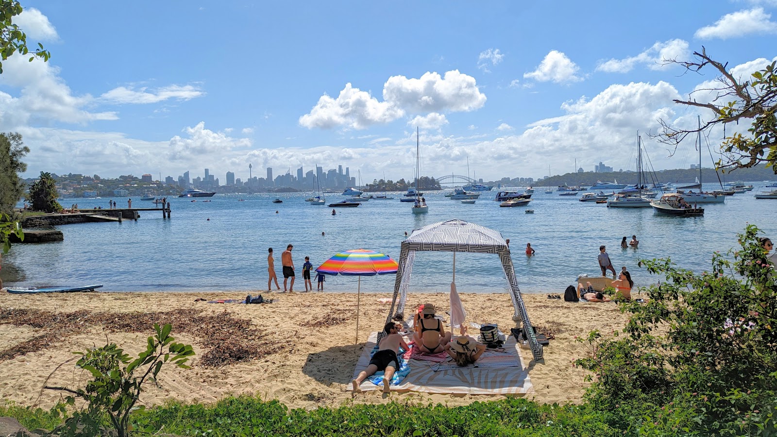 Foto de Hermit Beach con arena beige superficie