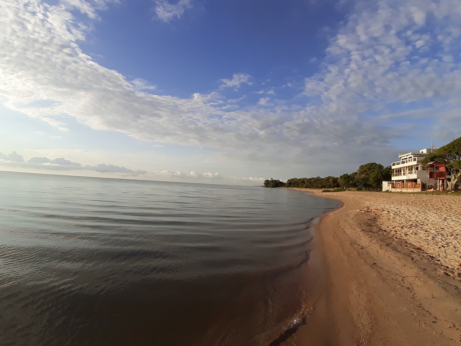 Foto de Prainha do "U" - Balneario Rebelo Beach - lugar popular entre os apreciadores de relaxamento