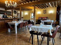 Atmosphère du Restaurant familial Auberge de la Vieille Maison à Beaulon - n°4