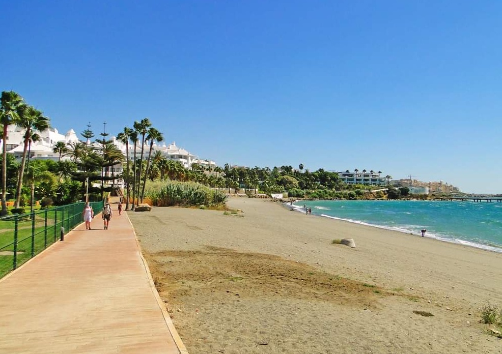 Foto de Playa de Punta Plata com areia cinza e seixos superfície