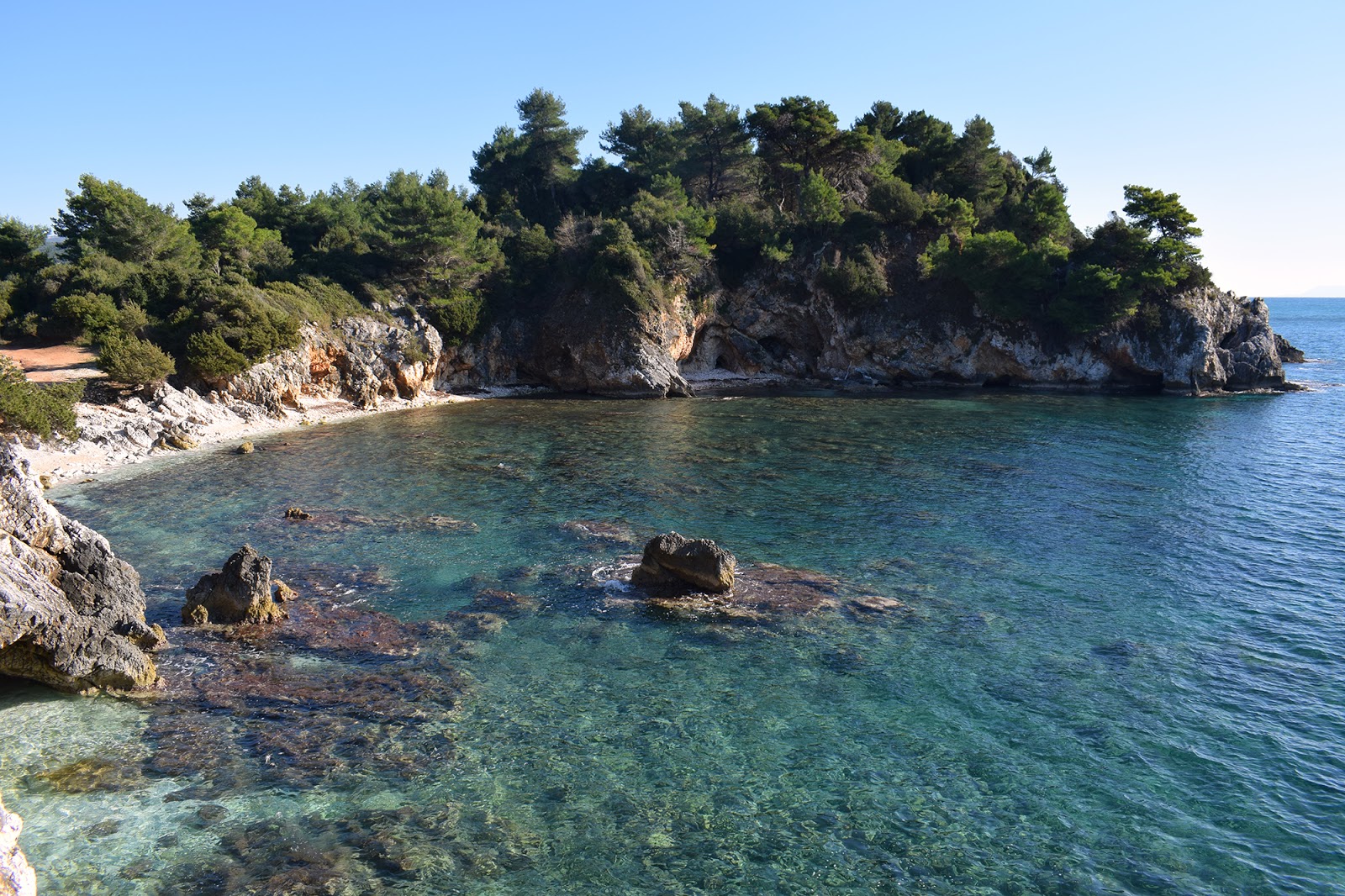 Foto di Amoni beach con una superficie del terreno roccioso