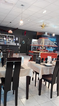 Atmosphère du Restaurant O Castela à Saint-Sulpice-la-Pointe - n°12