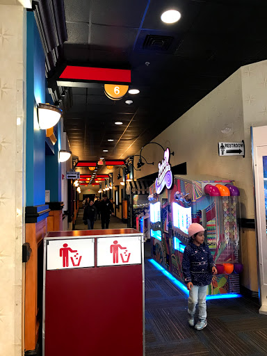 Movie Theater «Regal Cinemas Palladium 14 & IMAX», reviews and photos, 5830 Samet Dr, High Point, NC 27265, USA