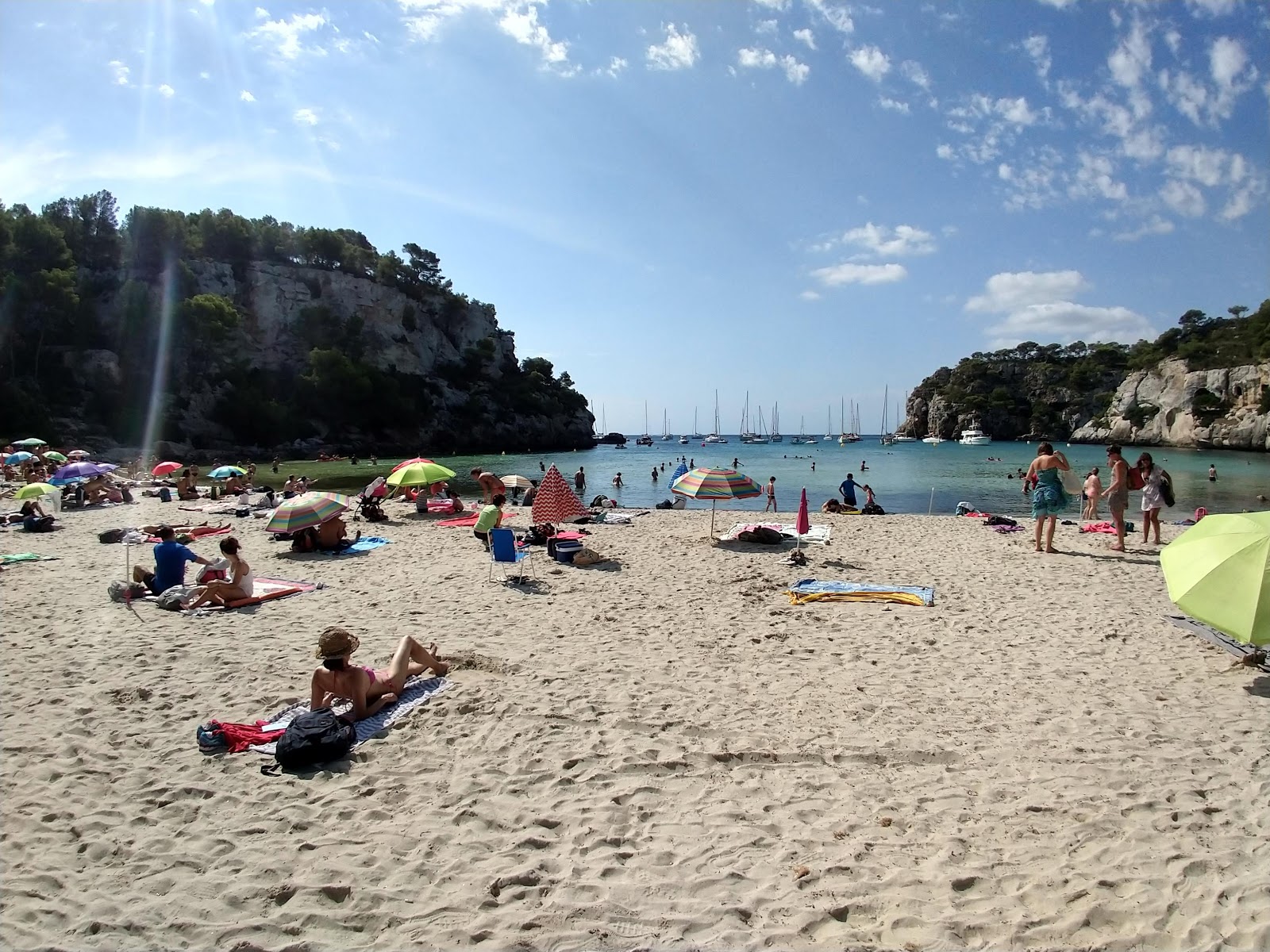 Foto van Cala Macarella Strand met kleine baai