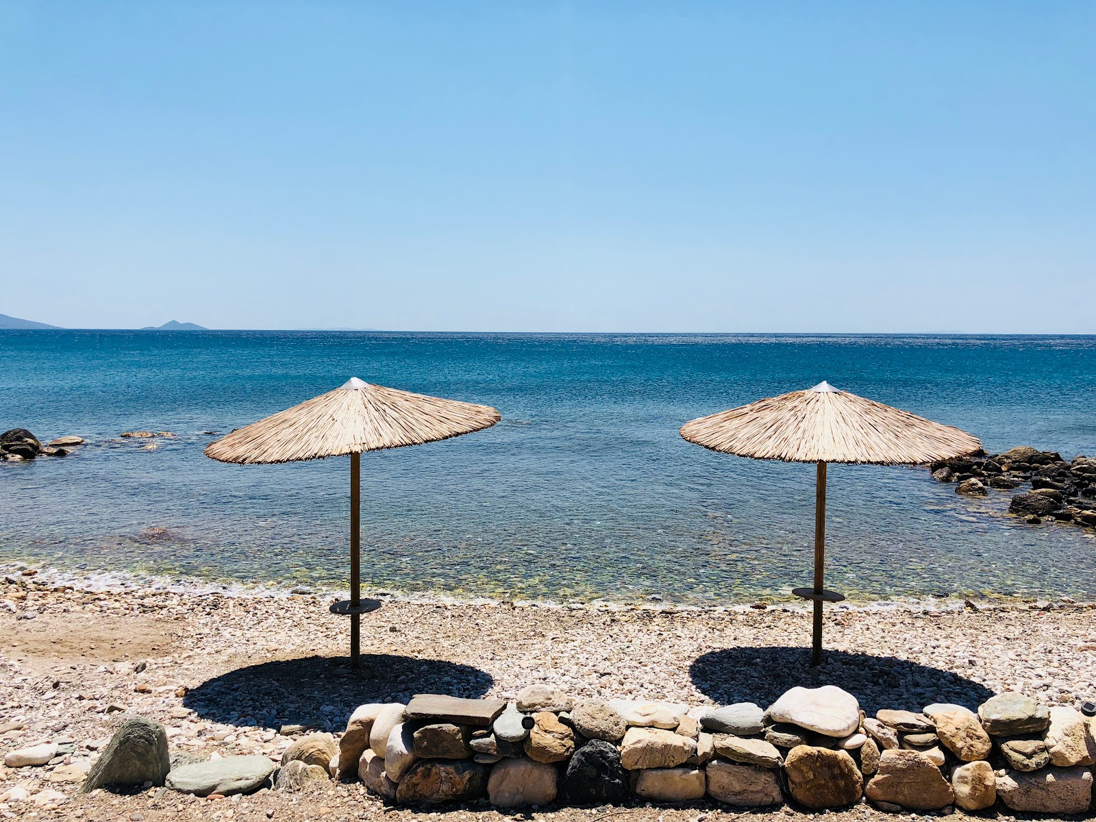 Foto de Fournaki beach área de comodidades