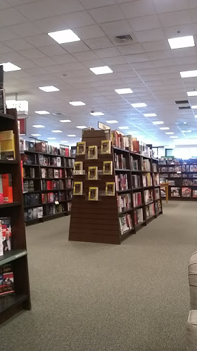 Book Store «Barnes & Noble Booksellers South Corona», reviews and photos, 2470 Tuscany St #101, Corona, CA 92881, USA