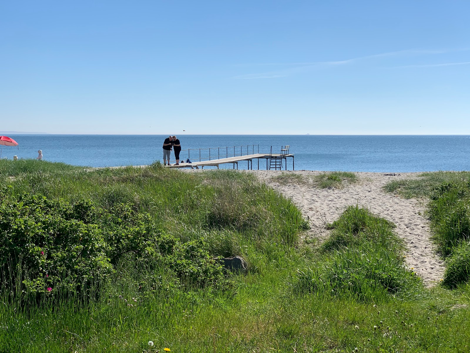 Foto av Ajstrup Beach och bosättningen