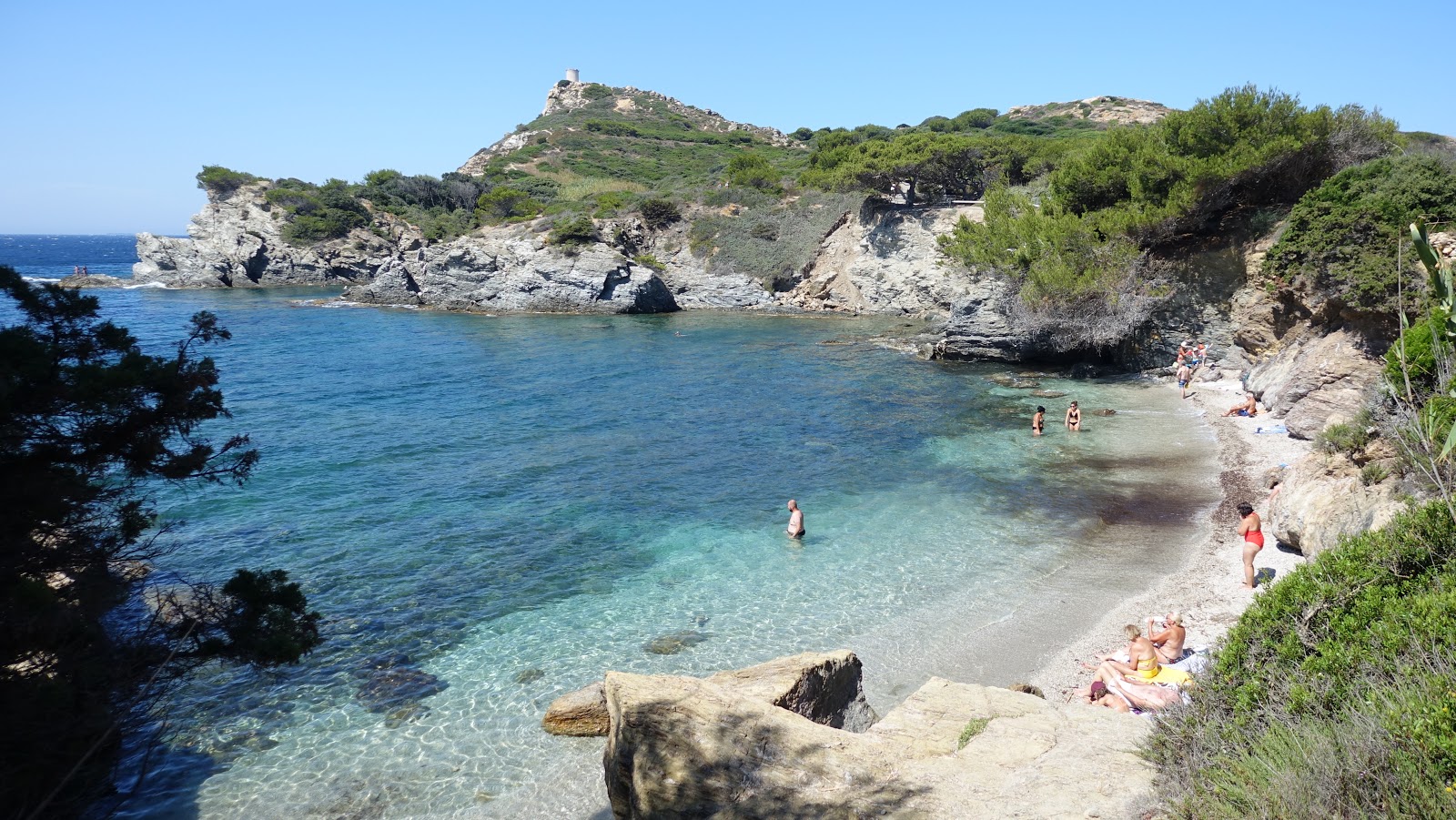 Plages Coucoussa的照片 带有小灰色卵石表面